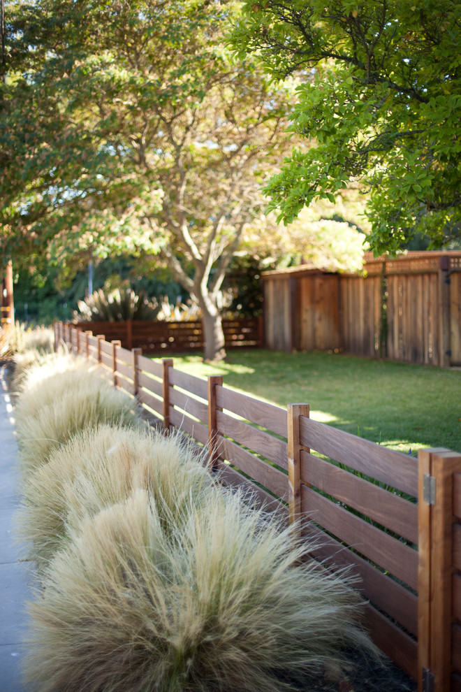 サンフランシスコにあるトランジショナルスタイルのおしゃれな前庭の写真