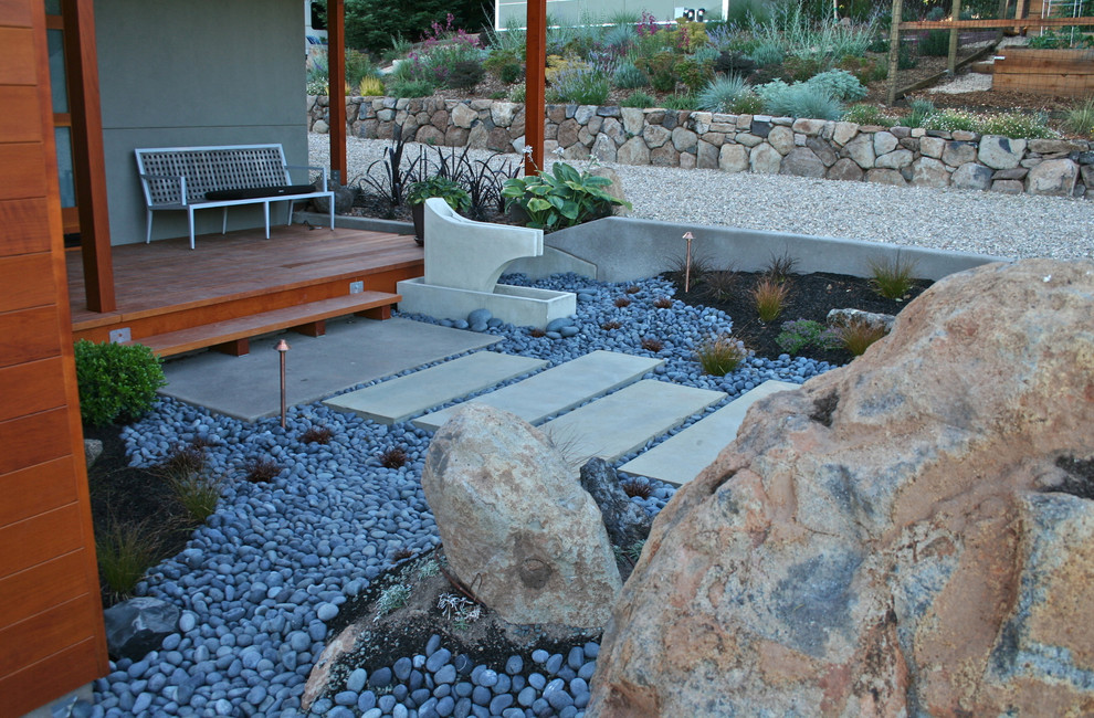 Пример оригинального дизайна: большой тенистый засухоустойчивый сад на переднем дворе в современном стиле с камнем в ландшафтном дизайне и покрытием из гальки