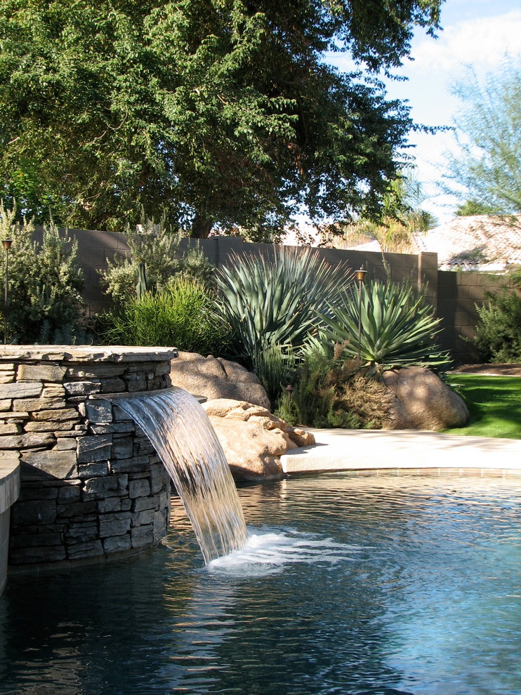 Contemporary garden in Phoenix with a water feature.
