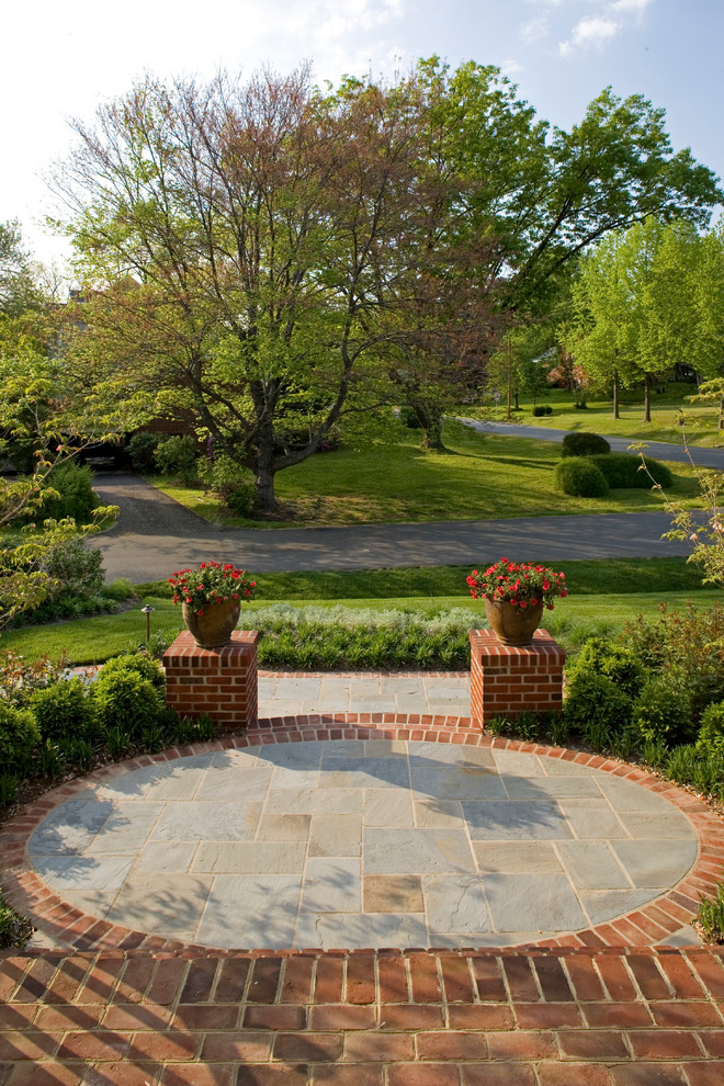 Großer Klassischer Garten hinter dem Haus mit Feuerstelle und Natursteinplatten in Washington, D.C.