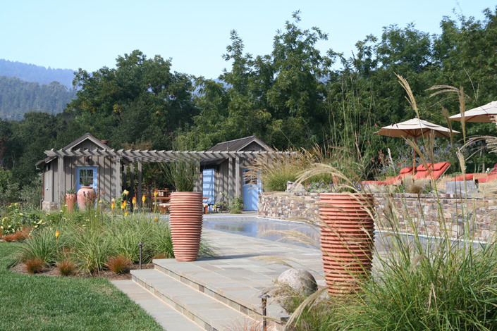 Imagen de jardín mediterráneo extra grande en patio trasero con fuente y adoquines de piedra natural