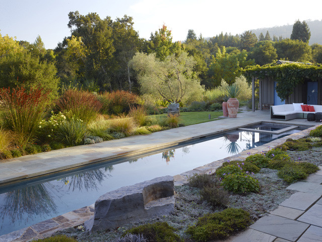Идея дизайна: огромный садовый фонтан на заднем дворе в средиземноморском стиле с покрытием из каменной брусчатки
