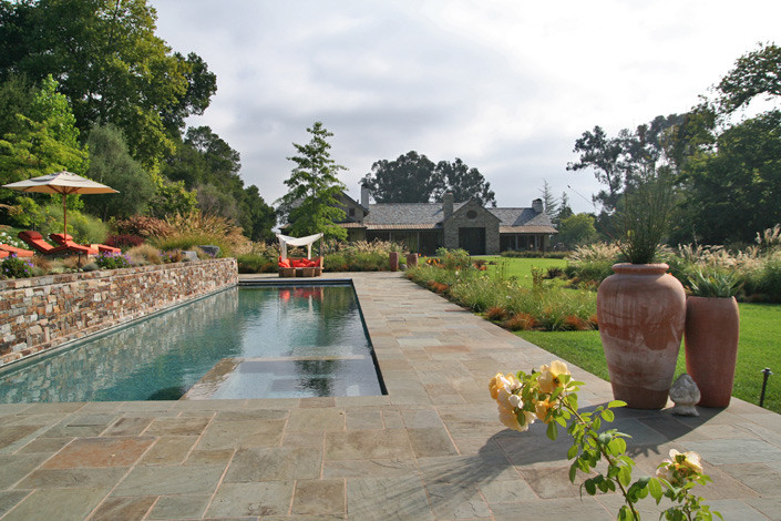 Idee per un ampio giardino mediterraneo davanti casa con fontane e pavimentazioni in pietra naturale