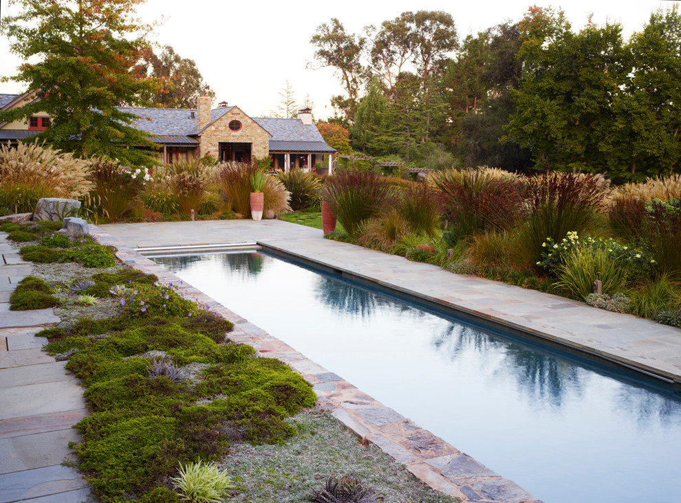 Geräumiger Mediterraner Garten hinter dem Haus mit Wasserspiel und Natursteinplatten in San Francisco