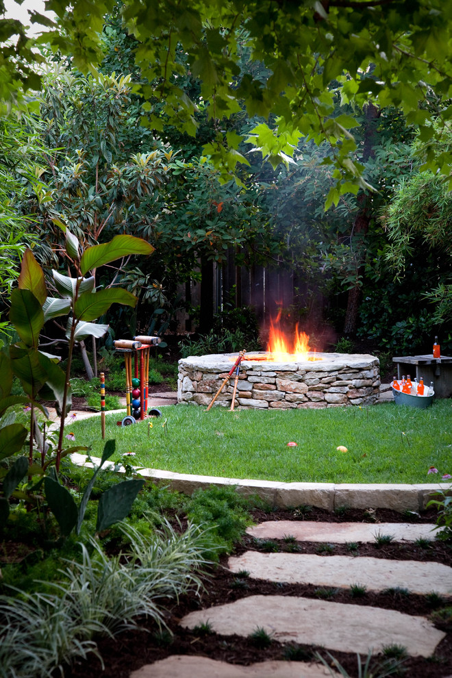Klassischer Garten mit Feuerstelle in Austin