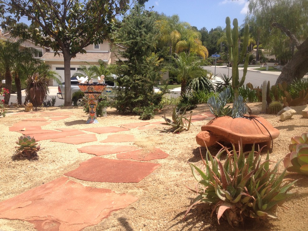 Inspiration för en stor amerikansk trädgård i full sol som tål torka och framför huset, med en trädgårdsgång och grus