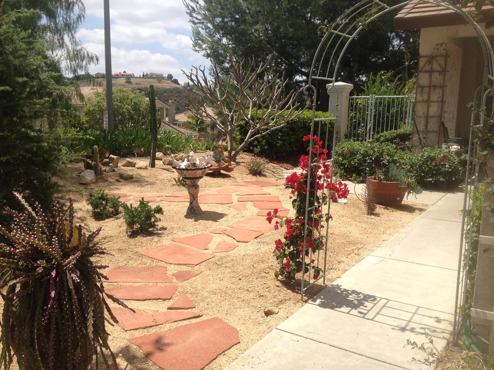 Idee per un grande giardino xeriscape american style esposto in pieno sole davanti casa con un ingresso o sentiero e ghiaia