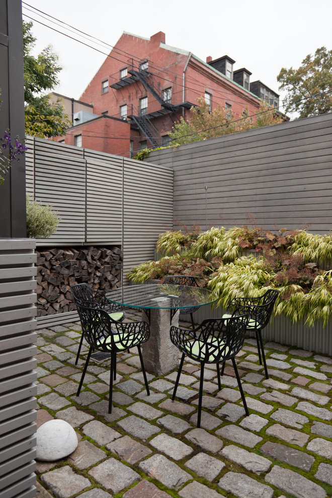 This is an example of a contemporary courtyard garden fence in Boston.