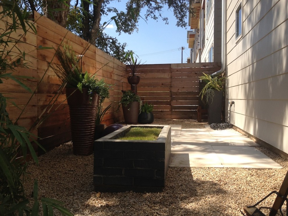 Идея дизайна: маленький засухоустойчивый сад на боковом дворе в стиле модернизм с покрытием из каменной брусчатки для на участке и в саду
