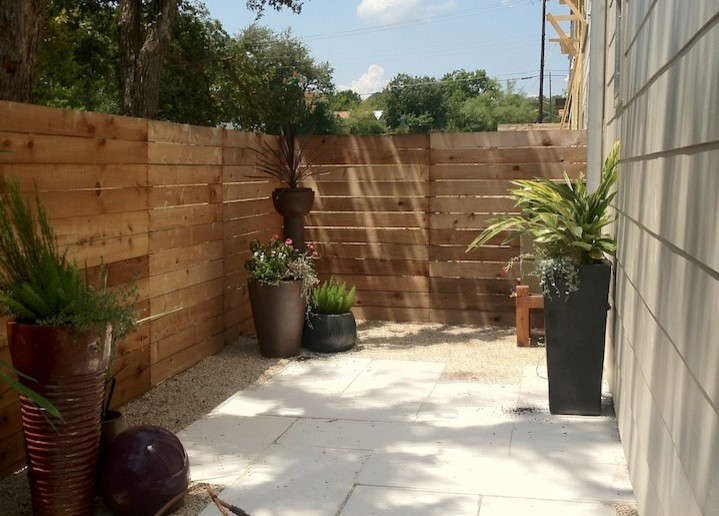 Свежая идея для дизайна: маленький засухоустойчивый сад на боковом дворе в стиле модернизм с покрытием из каменной брусчатки для на участке и в саду - отличное фото интерьера