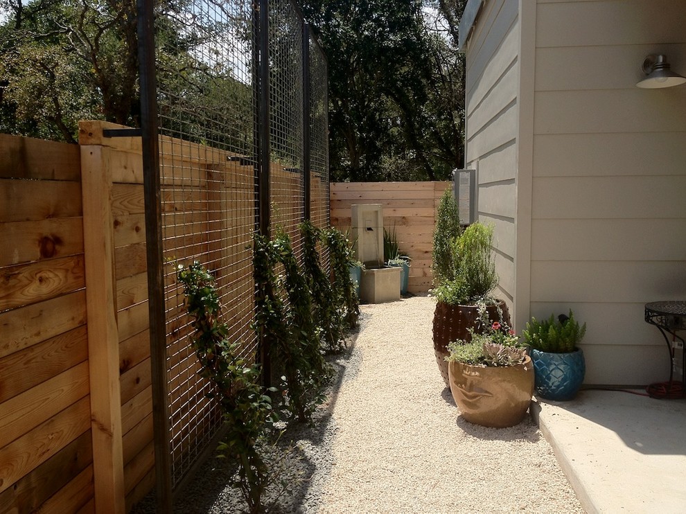 Ispirazione per un piccolo giardino xeriscape minimalista stretto dietro casa con pavimentazioni in pietra naturale