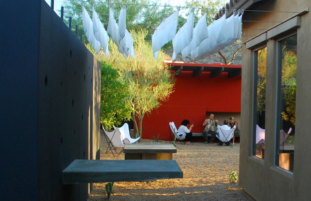 Idee per un grande giardino esposto a mezz'ombra dietro casa in estate con un focolare e ghiaia