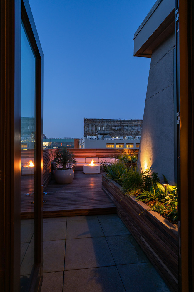 Kleiner Moderner Dachgarten mit Feuerstelle, direkter Sonneneinstrahlung und Dielen in San Francisco