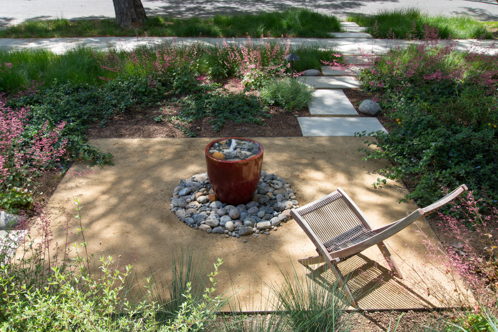Идея дизайна: маленький весенний засухоустойчивый сад на переднем дворе в стиле кантри с садовой дорожкой или калиткой, полуденной тенью и мощением тротуарной плиткой для на участке и в саду