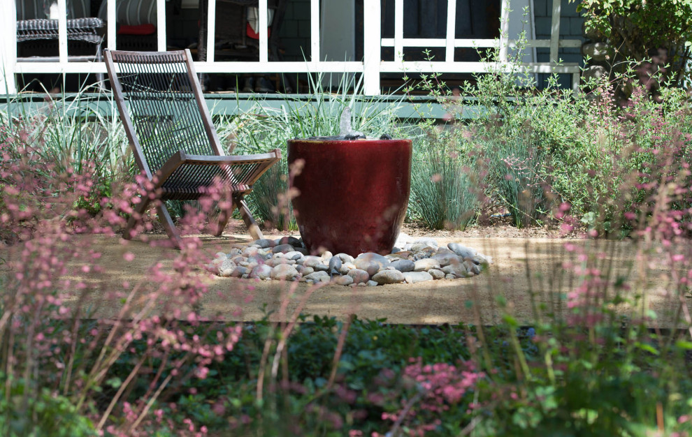 Inspiration för en liten amerikansk trädgård i full sol framför huset och som tål torka på våren, med granitkomposit
