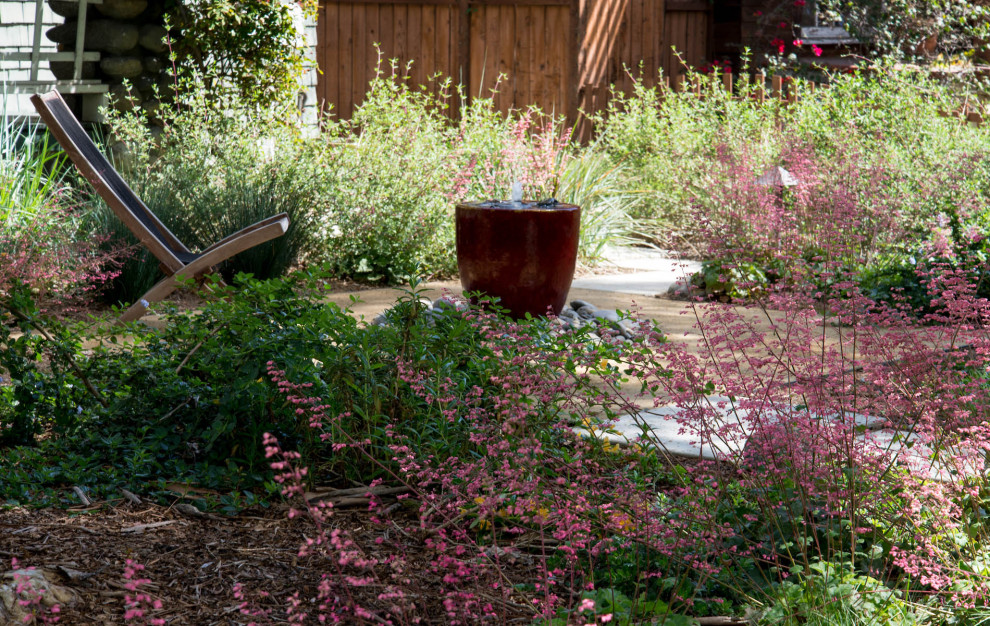 Idéer för en liten amerikansk trädgård i delvis sol som tål torka och framför huset, med en trädgårdsgång och marksten i betong