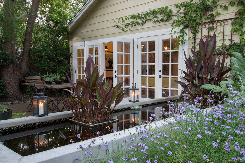 Идея дизайна: маленький участок и сад на заднем дворе в стиле неоклассика (современная классика) для на участке и в саду