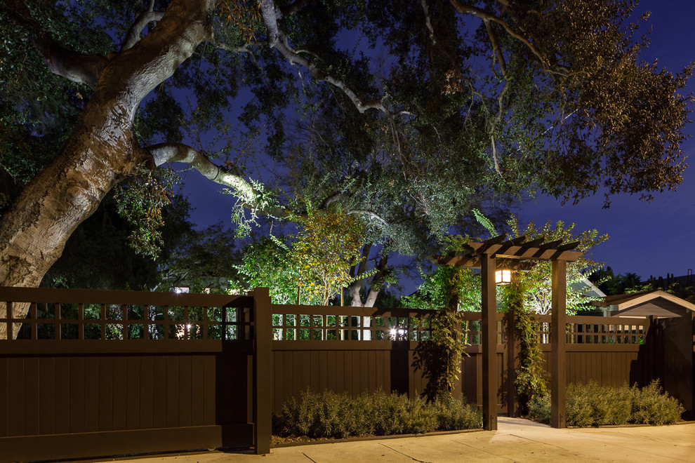 Großer Uriger Garten im Innenhof mit Natursteinplatten in Los Angeles