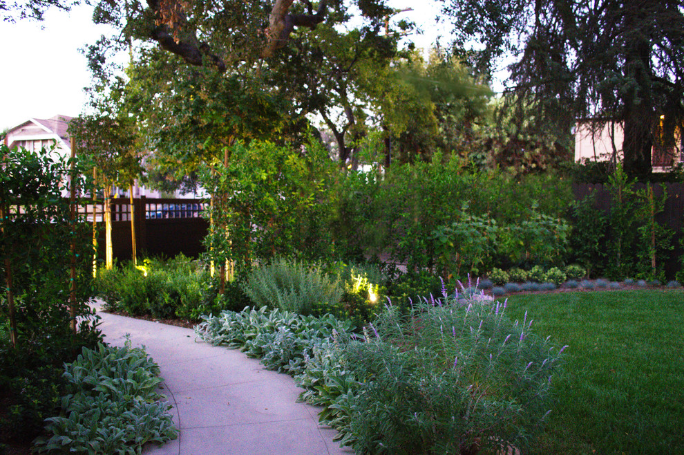 Diseño de jardín de estilo americano grande en patio con adoquines de piedra natural