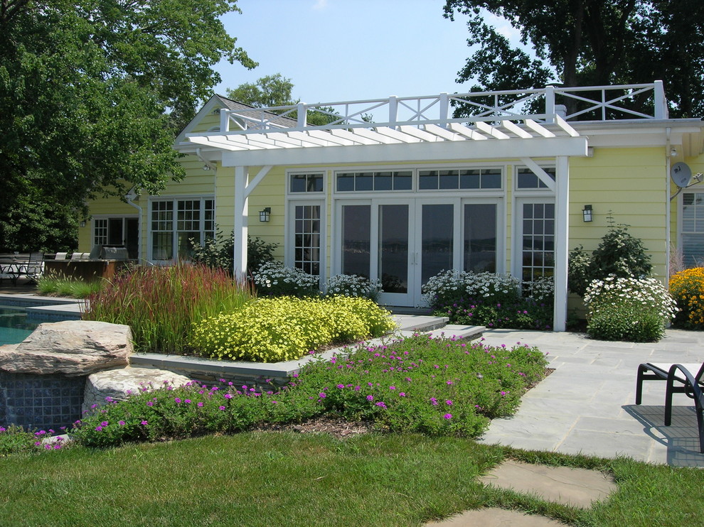 Inspiration for a traditional full sun backyard landscaping in Baltimore.