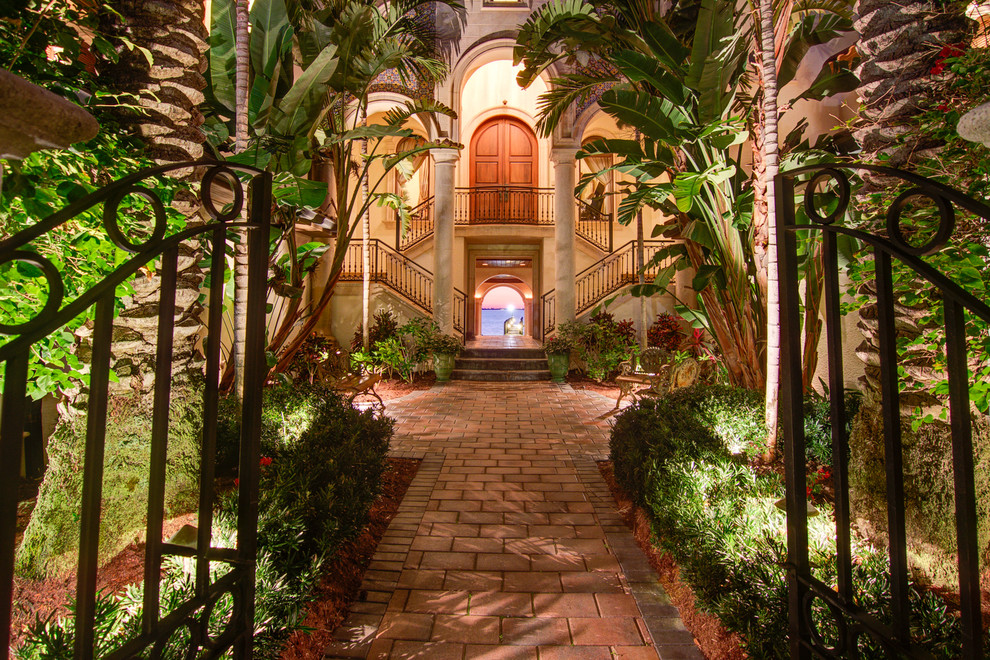 Design ideas for a mediterranean landscaping in Tampa.