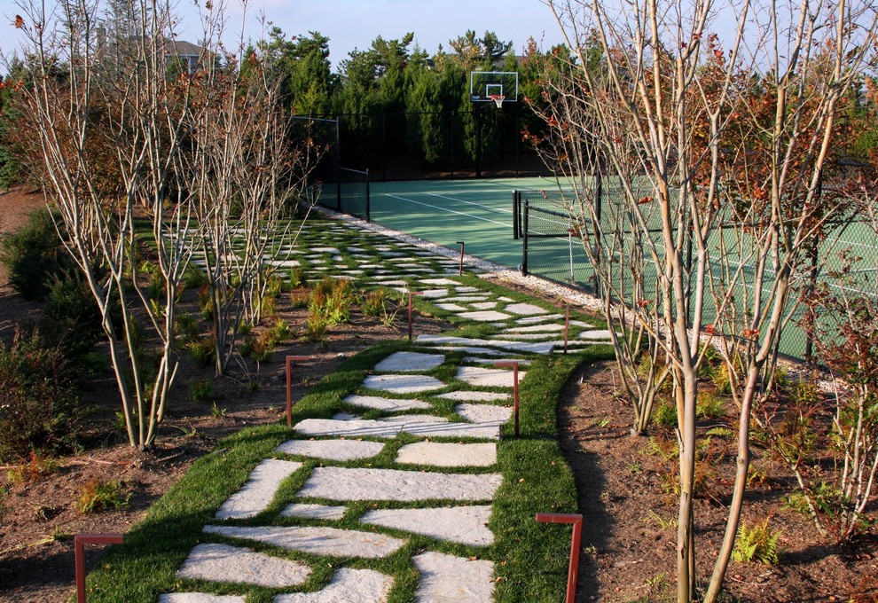 Пример оригинального дизайна: большая спортивная площадка на переднем дворе в классическом стиле с полуденной тенью, садовой дорожкой или калиткой и покрытием из каменной брусчатки