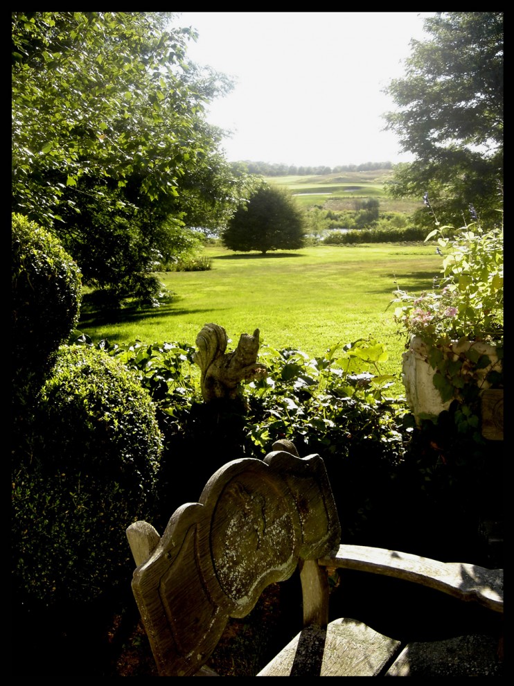 Southampton grand entrance and driveway Eclectic Landscape New