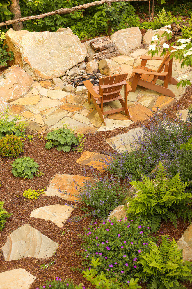 Idee per un giardino classico esposto a mezz'ombra di medie dimensioni e dietro casa in estate con un focolare e pavimentazioni in pietra naturale