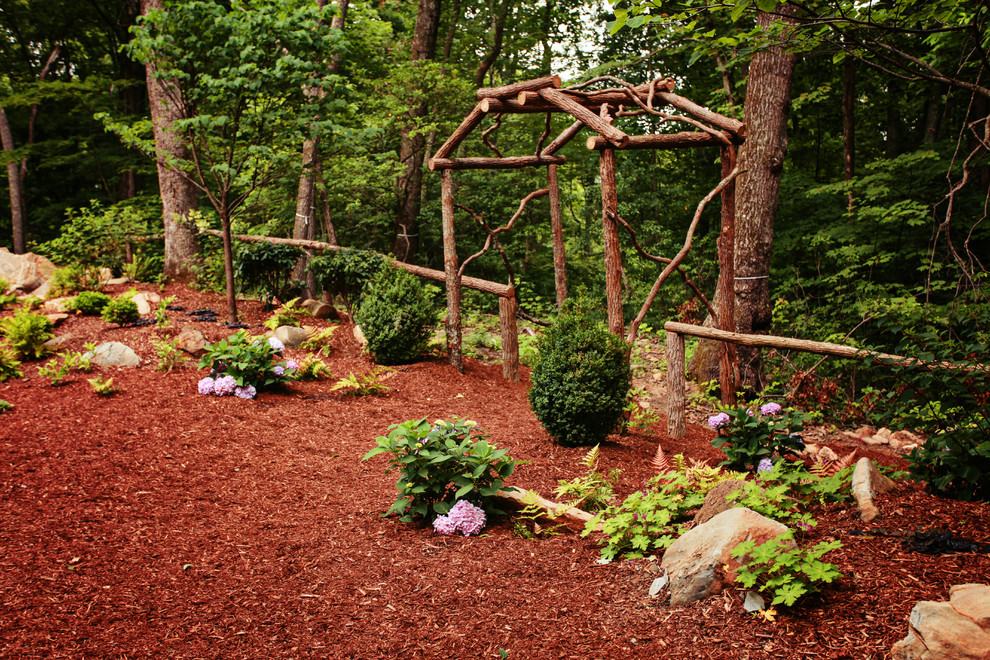 Esempio di un giardino tradizionale in ombra di medie dimensioni e dietro casa in primavera con un ingresso o sentiero e pacciame
