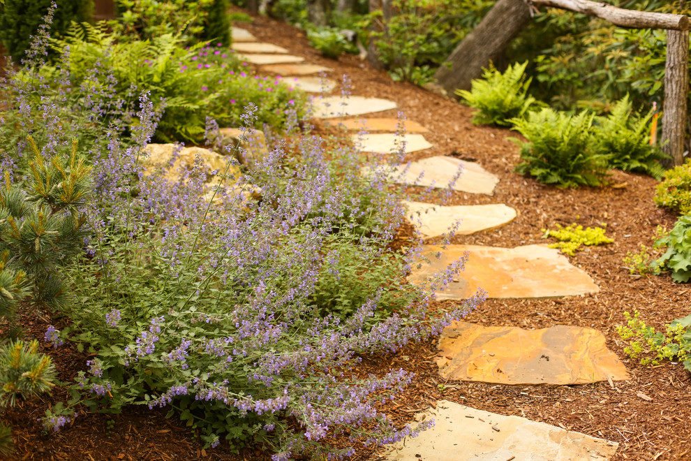 Mittelgroßer, Halbschattiger Rustikaler Gartenweg im Sommer, hinter dem Haus mit Natursteinplatten in Charlotte