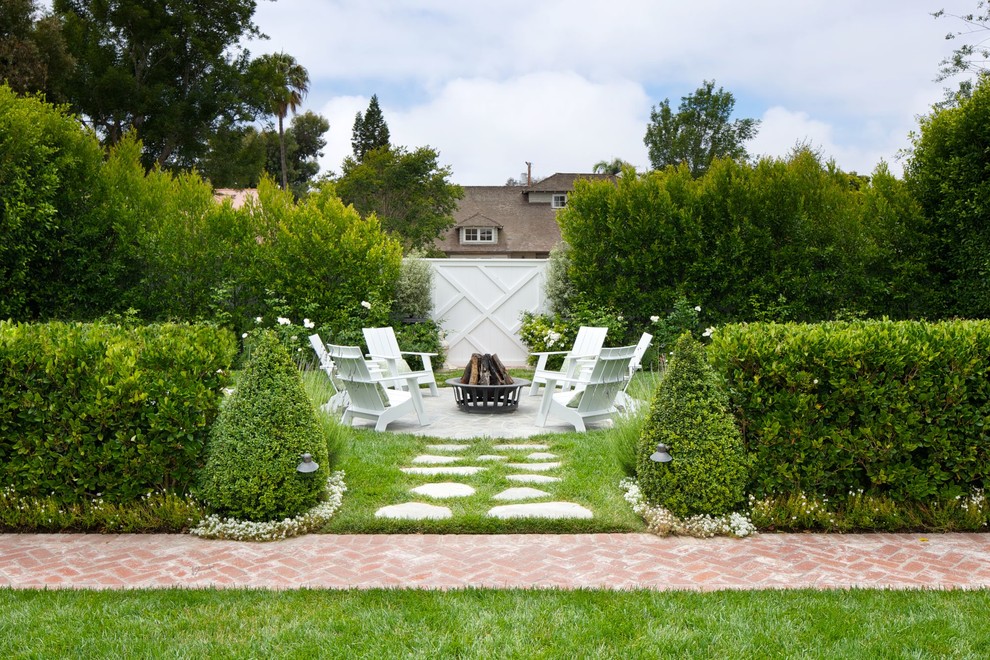 Photo of a traditional landscaping in Los Angeles with a fire pit.