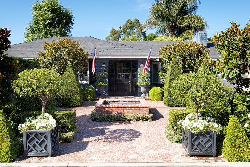 Inspiration for a traditional garden in Los Angeles with brick paving.
