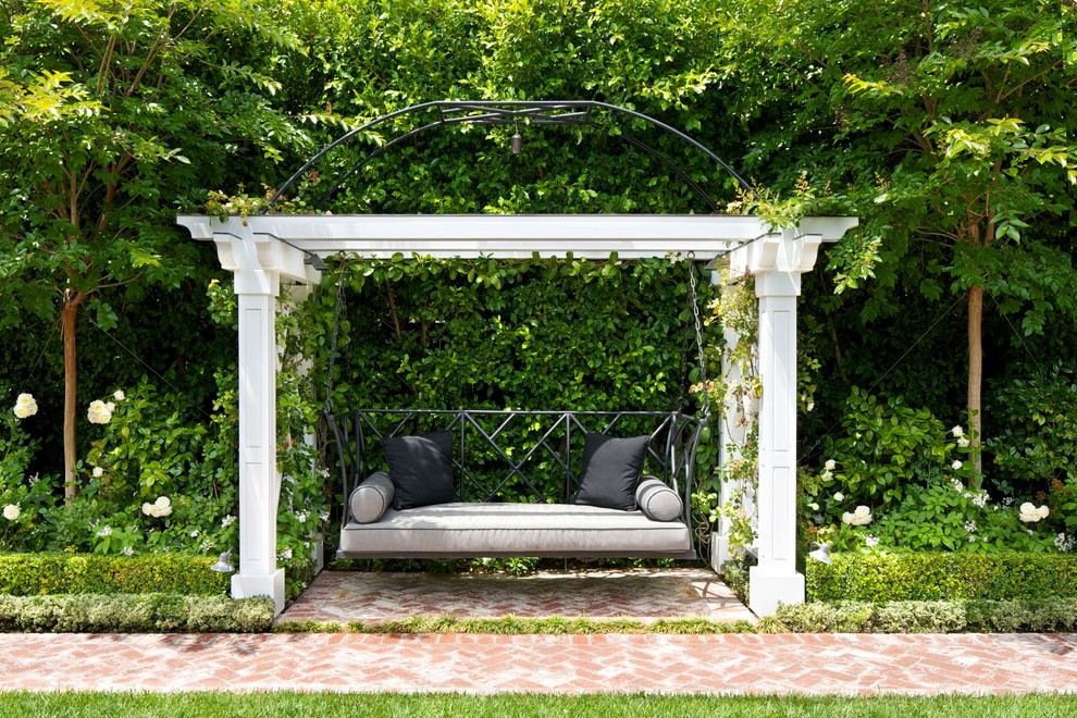 Пример оригинального дизайна: участок и сад на заднем дворе в классическом стиле с мощением клинкерной брусчаткой и с перголой