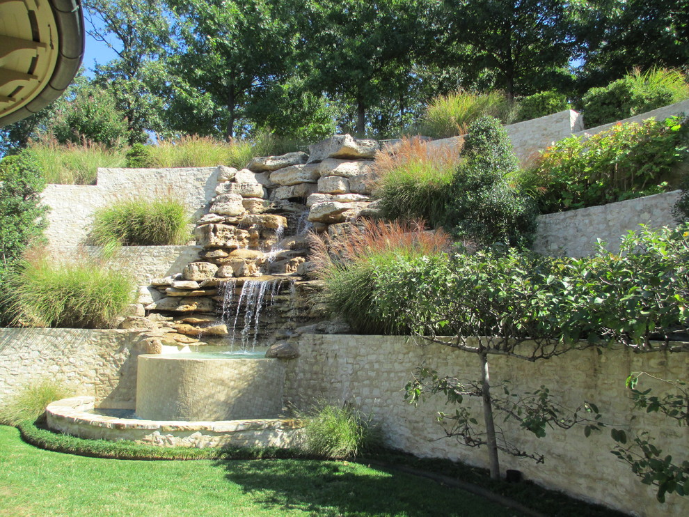 Ispirazione per un giardino formale mediterraneo esposto a mezz'ombra dietro casa con fontane