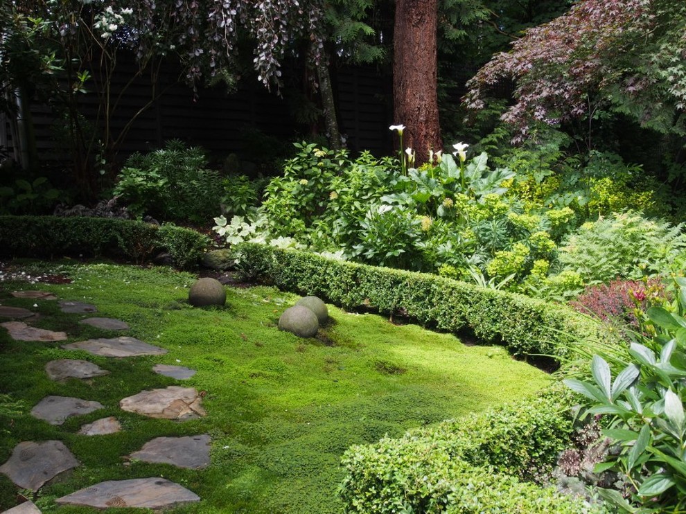 Schattiger Klassischer Garten hinter dem Haus mit Natursteinplatten in Vancouver