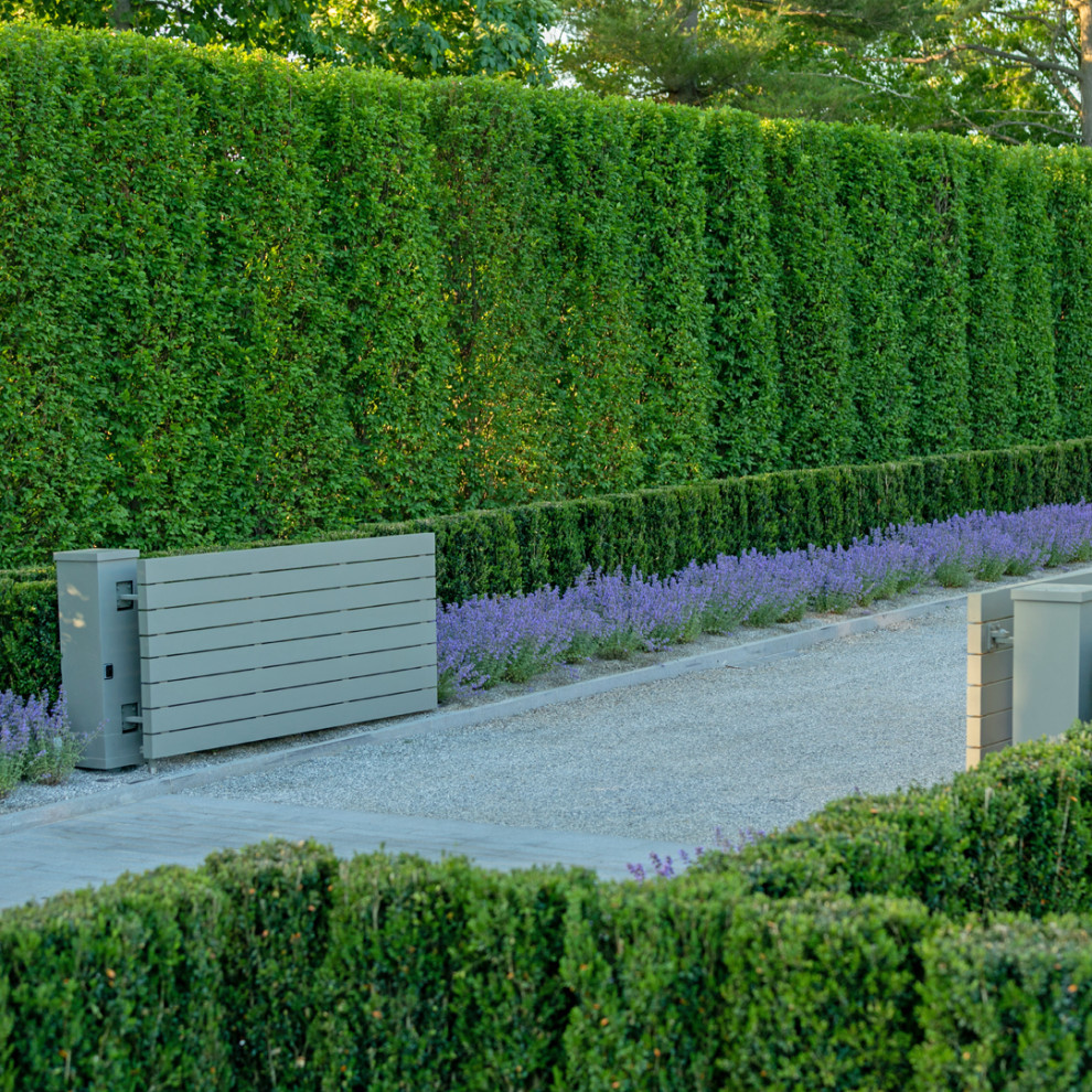 Diseño de jardín minimalista grande en verano en patio lateral con jardín francés, privacidad, exposición total al sol y gravilla
