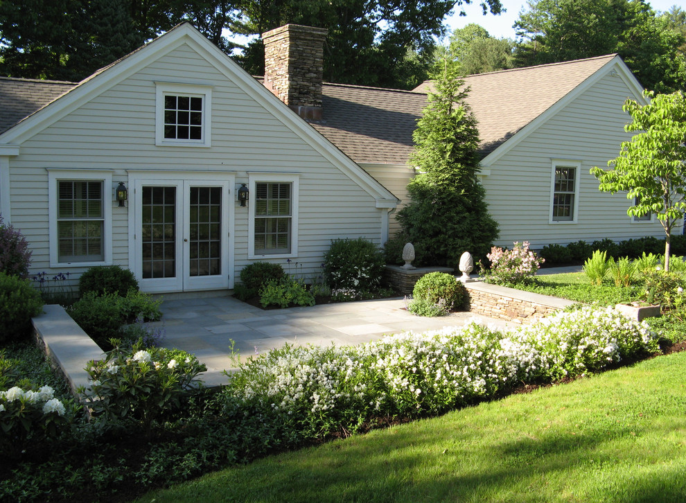 Стильный дизайн: большой весенний участок и сад на заднем дворе в классическом стиле с садовой дорожкой или калиткой, полуденной тенью и мощением тротуарной плиткой - последний тренд