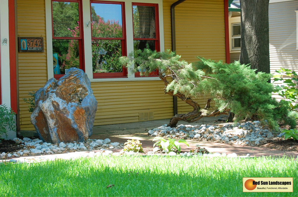 Diseño de jardín de estilo americano de tamaño medio en patio delantero con exposición total al sol y adoquines de piedra natural