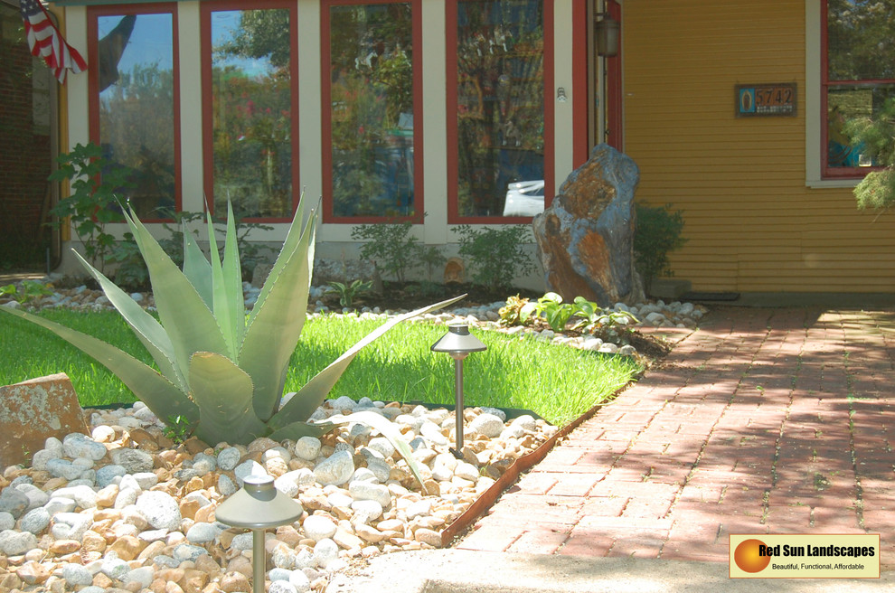 Esempio di un giardino american style esposto in pieno sole di medie dimensioni e davanti casa con pavimentazioni in pietra naturale