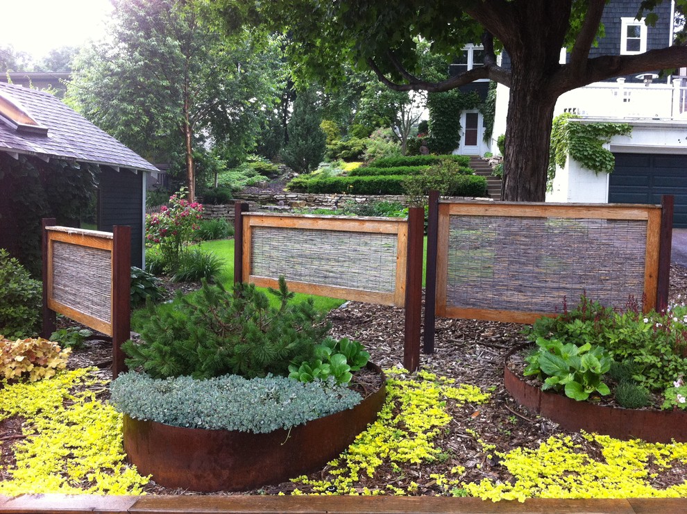 Стильный дизайн: участок и сад на переднем дворе в современном стиле с растениями в контейнерах - последний тренд