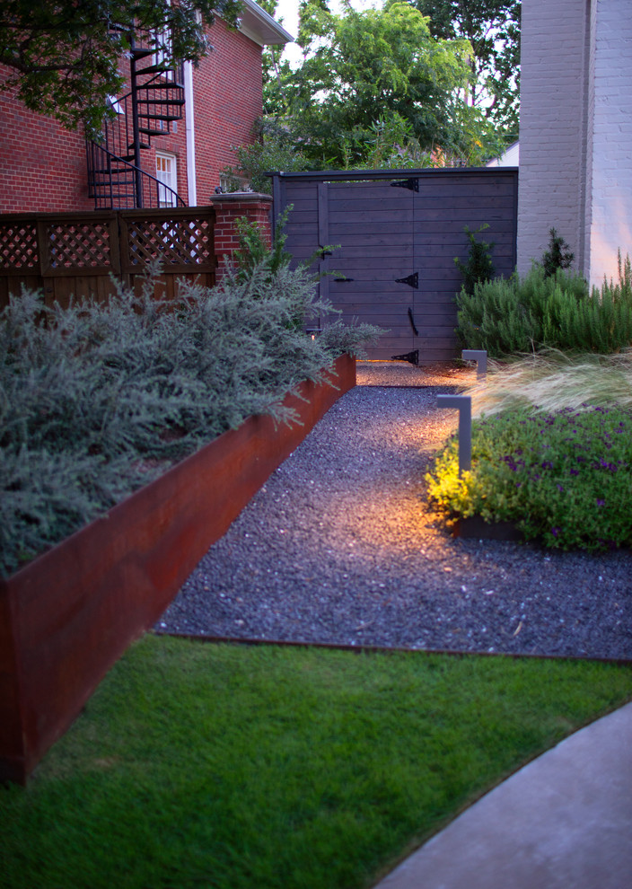 На фото: маленький летний участок и сад на переднем дворе в стиле неоклассика (современная классика) с полуденной тенью для на участке и в саду