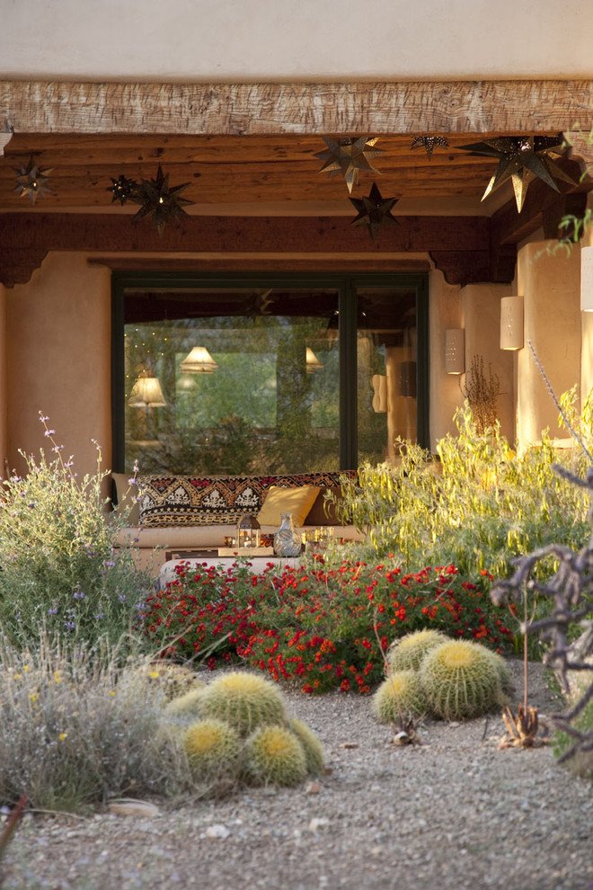 Design ideas for a garden in Phoenix with a desert look.