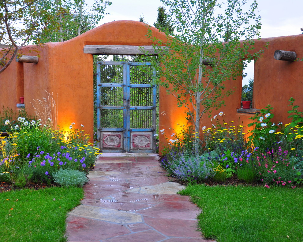 Ejemplo de jardín de estilo americano en patio con exposición total al sol y adoquines de piedra natural