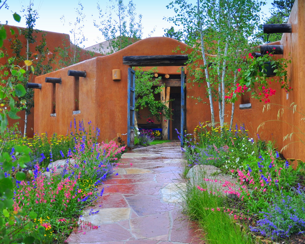Idéer för amerikanska trädgårdar framför huset, med en trädgårdsgång och naturstensplattor