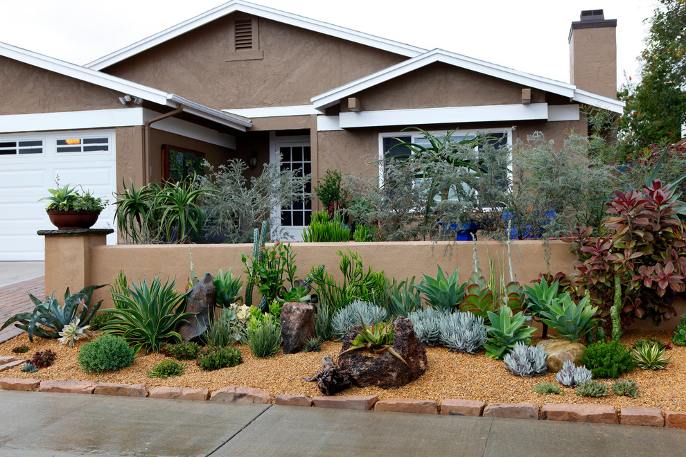 Immagine di un giardino xeriscape stile americano esposto in pieno sole di medie dimensioni e davanti casa con pavimentazioni in cemento
