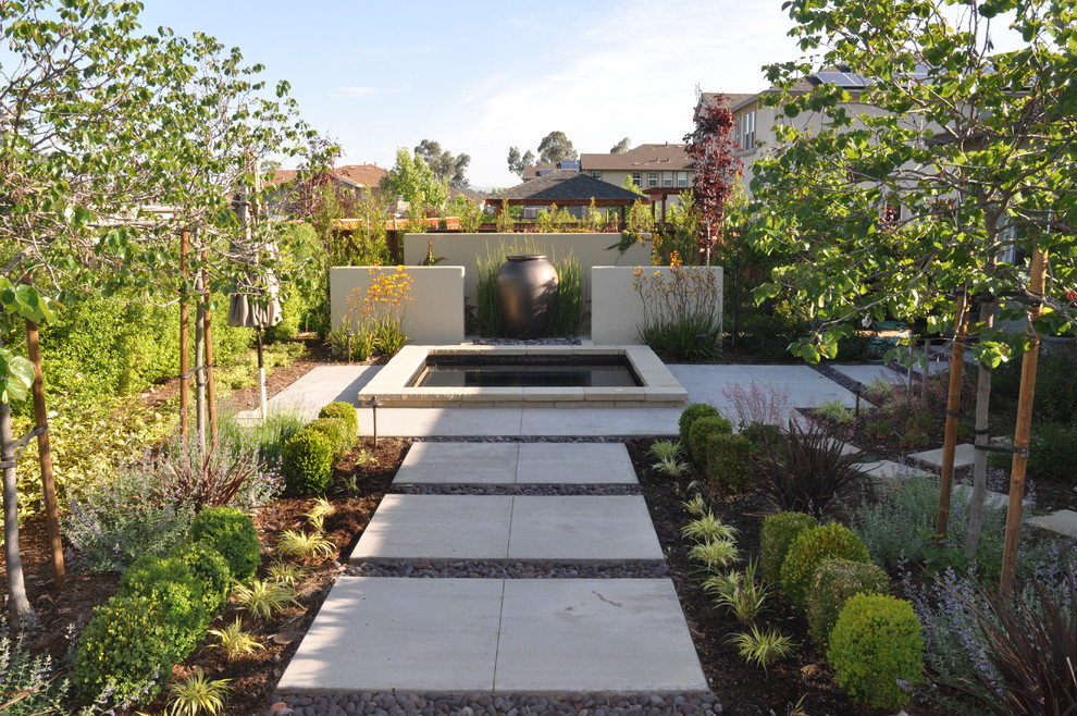 This is an example of a modern back garden in San Francisco with a water feature.