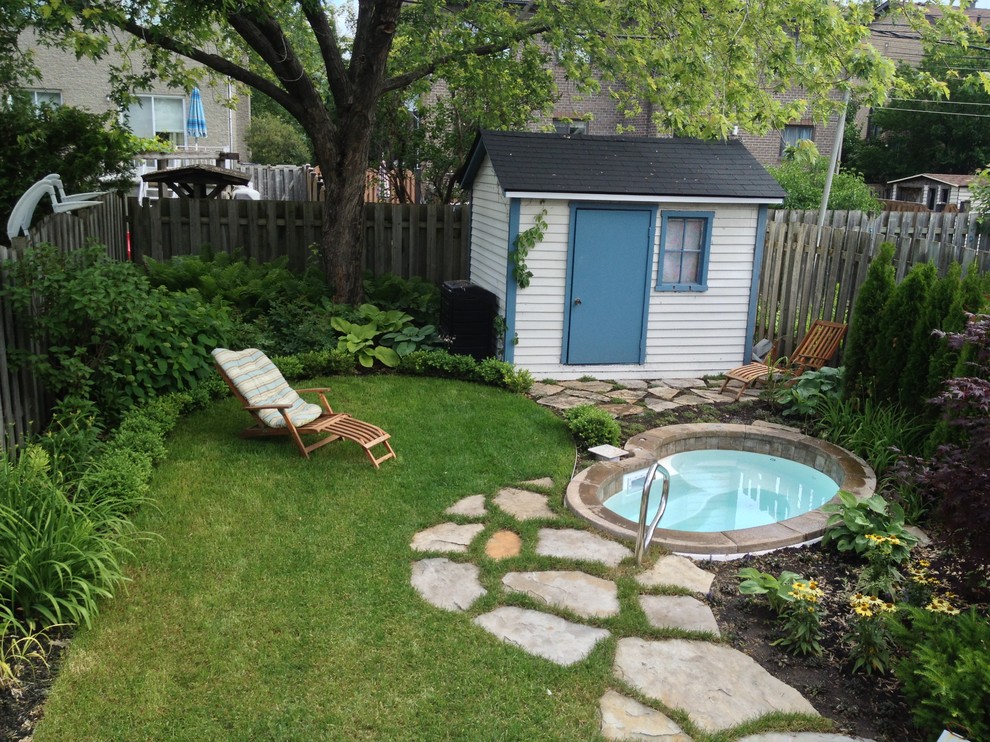 Klassischer Garten hinter dem Haus mit Natursteinplatten in Montreal