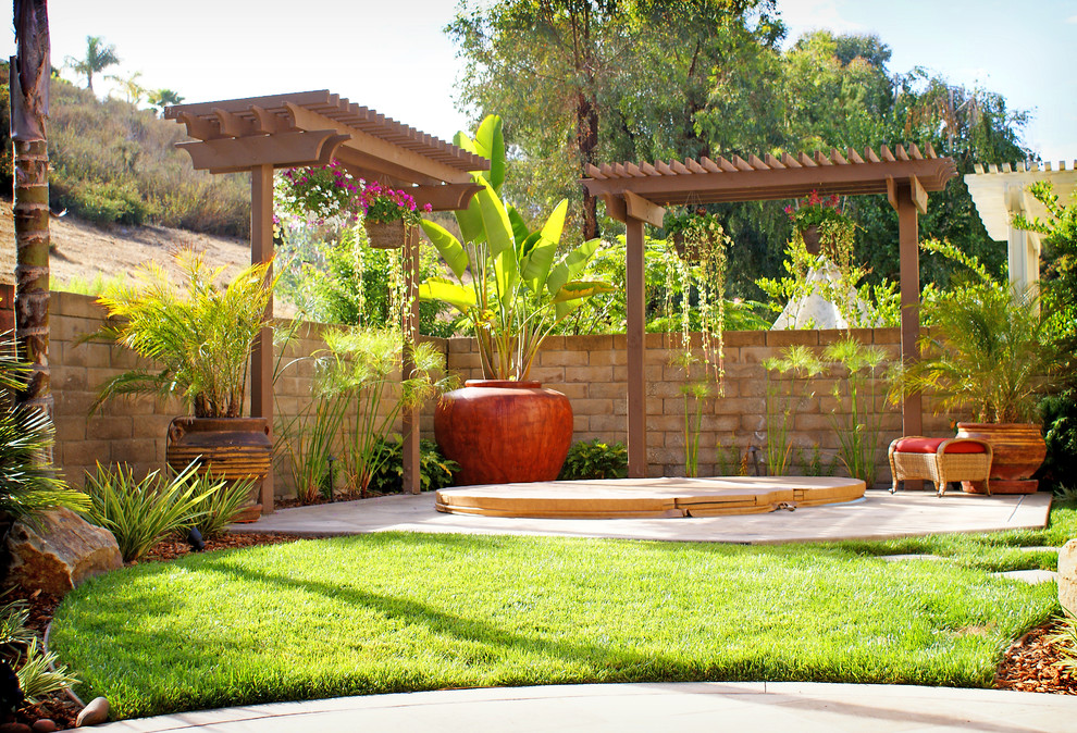 Geometrischer, Mittelgroßer Mediterraner Garten hinter dem Haus, im Herbst mit direkter Sonneneinstrahlung, Natursteinplatten und Steinzaun in San Diego