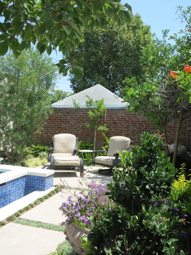 Пример оригинального дизайна: летний участок и сад среднего размера на заднем дворе в современном стиле с полуденной тенью и мощением тротуарной плиткой