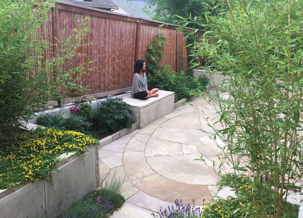 Idee per un piccolo giardino formale etnico esposto a mezz'ombra dietro casa in estate con un giardino in vaso e pavimentazioni in pietra naturale